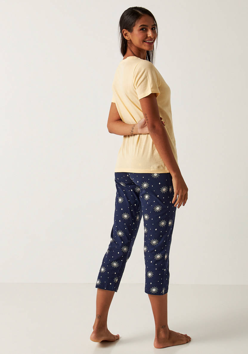 Pajama set with pants and a short-sleeve printed T-shirt