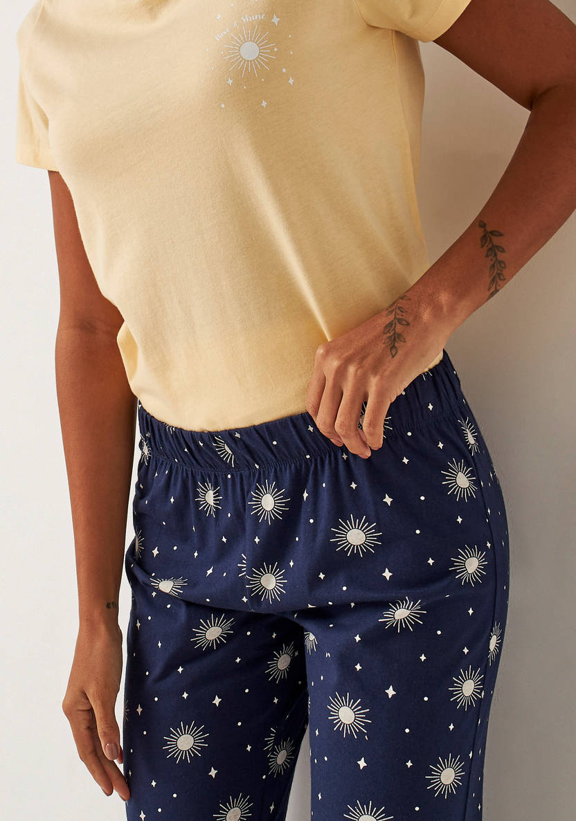 Pajama set with pants and a short-sleeve printed T-shirt