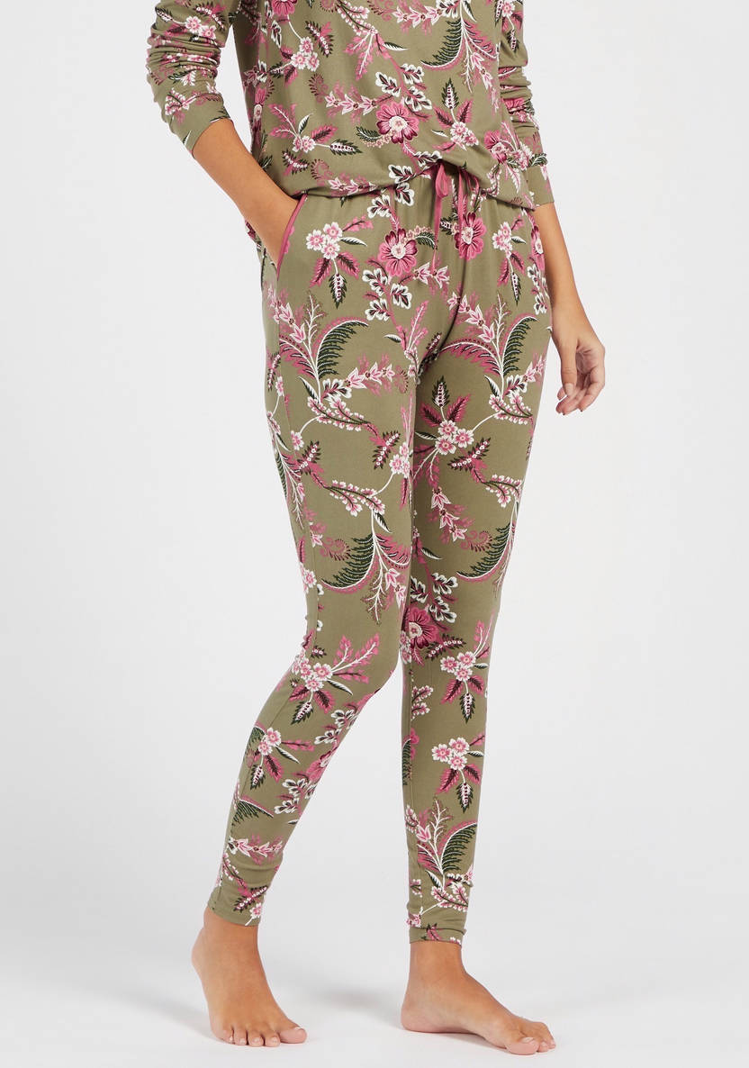 Pajama set with pants and a long-sleeve printed T-shirt