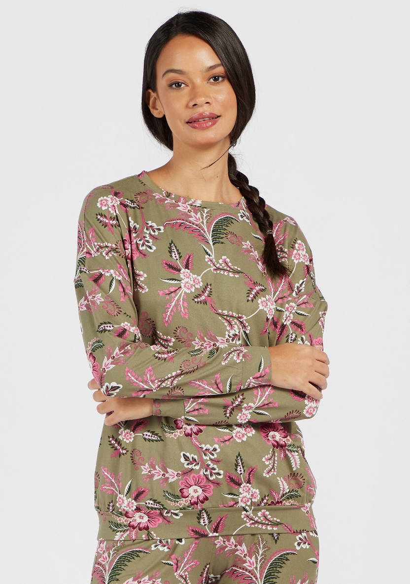 Pajama set with pants and a long-sleeve printed T-shirt