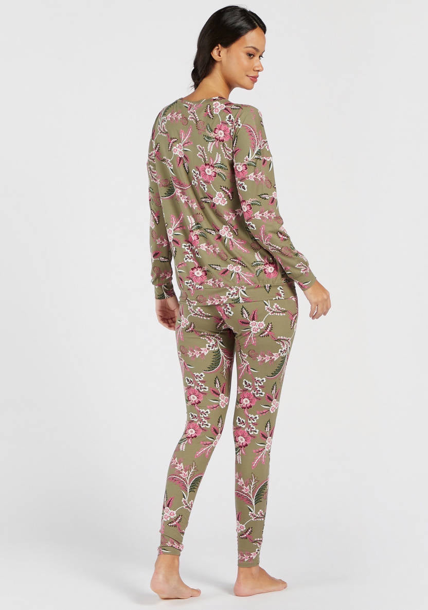 Pajama set with pants and a long-sleeve printed T-shirt
